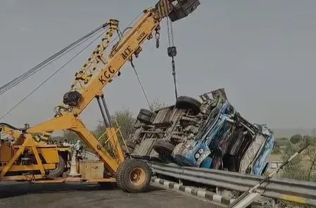 दिल्ली-मुंबई एक्सप्रेस-वे पर स्लीपर बस पलटने से 40 घायल, छह की हालत गंभीर  