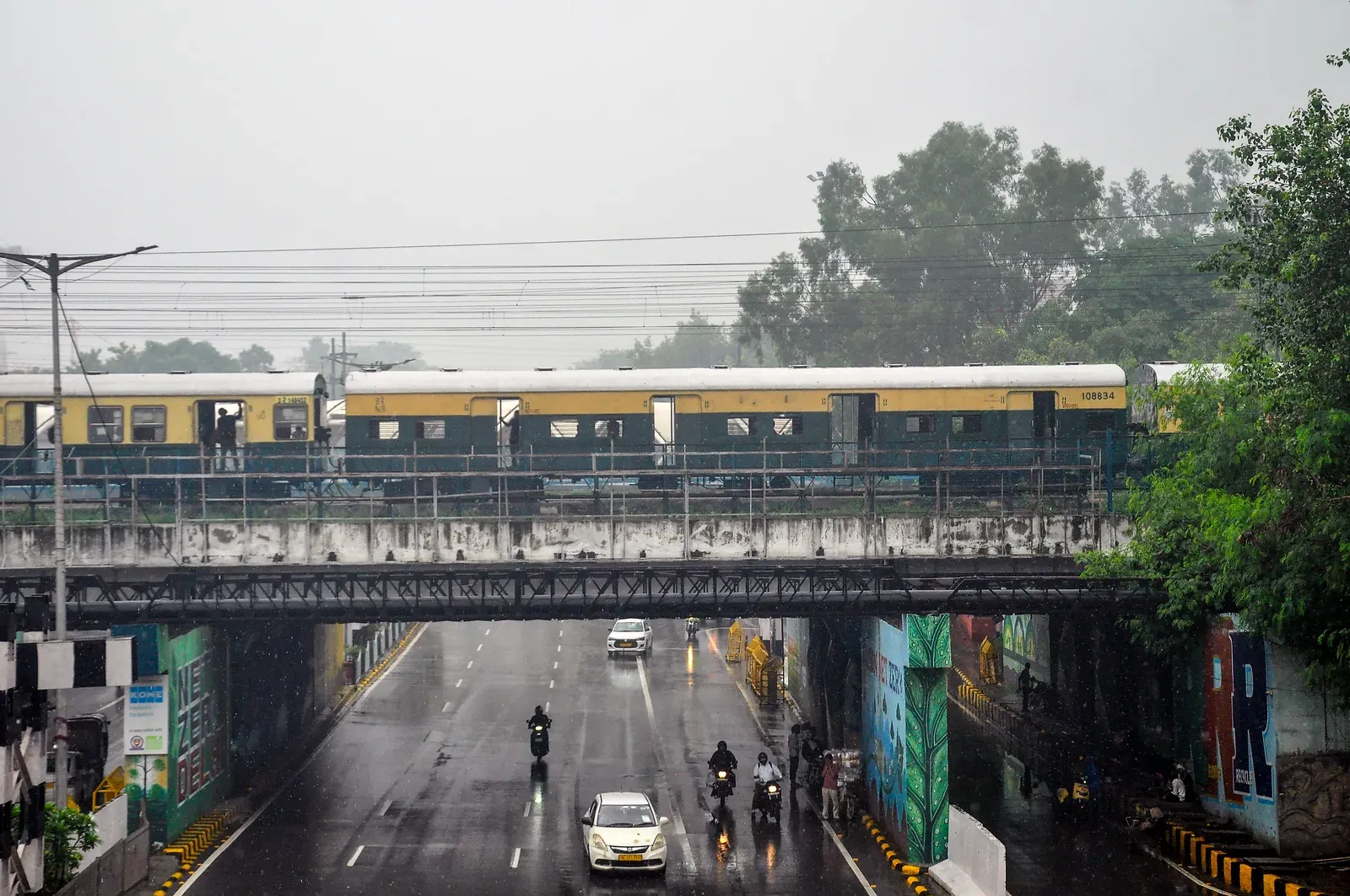 Delhi-NCR heavy rain forecast for Independence Day; AQI at 264