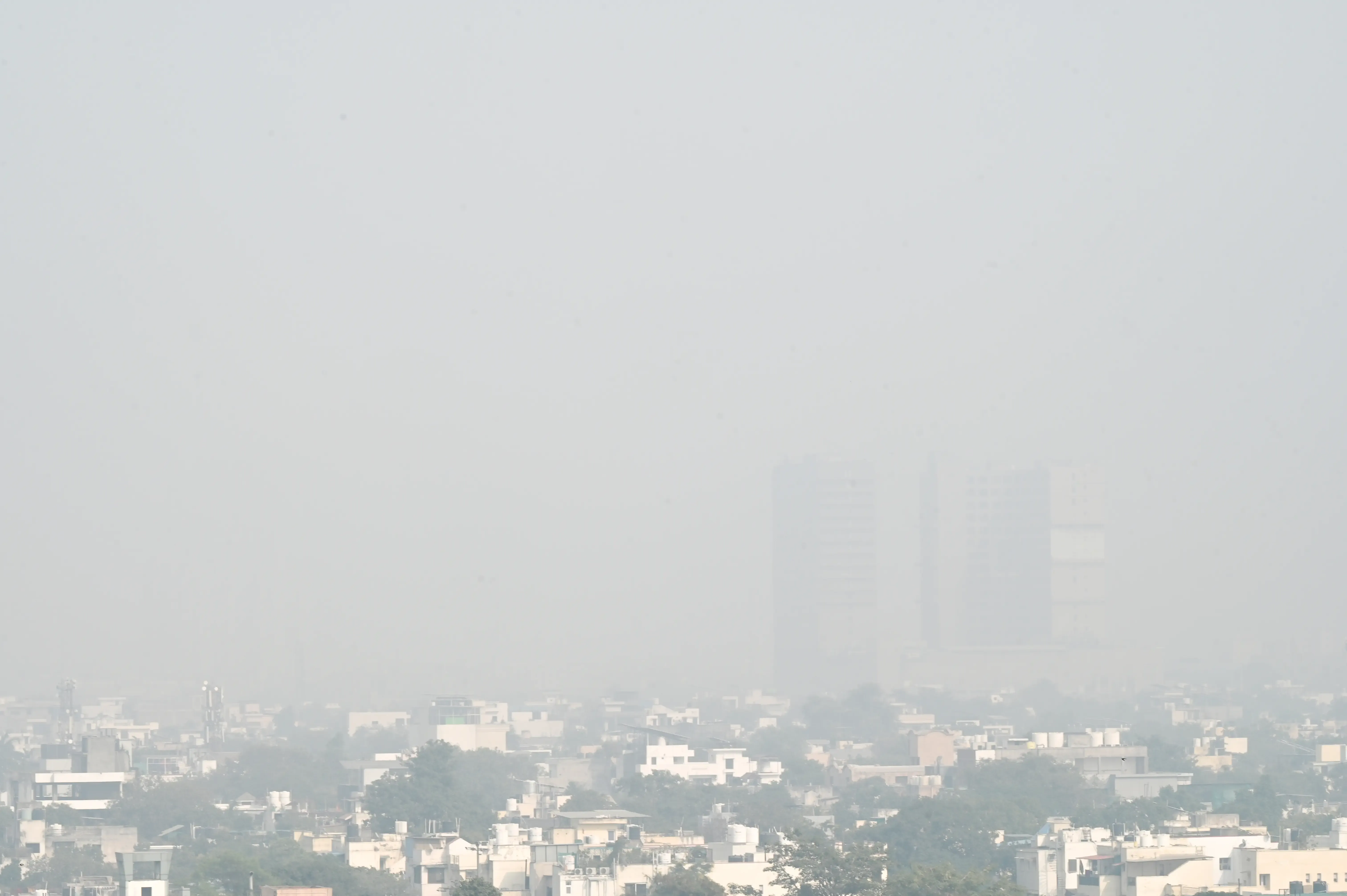 क्या दिल्ली-एनसीआर गैस चैंबर में तब्दील हो रहा है? एक्यूआई 500 के पार जाने को तैयार, स्वास्थ्य पर मंडराया गंभीर संकट