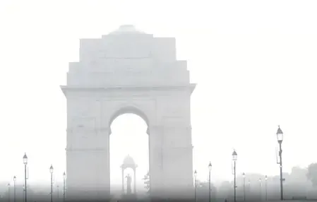 दिल्ली-एनसीआर में छाया कोहरा, हवा की गुणवत्ता 'बहुत खराब' श्रेणी में पहुंची