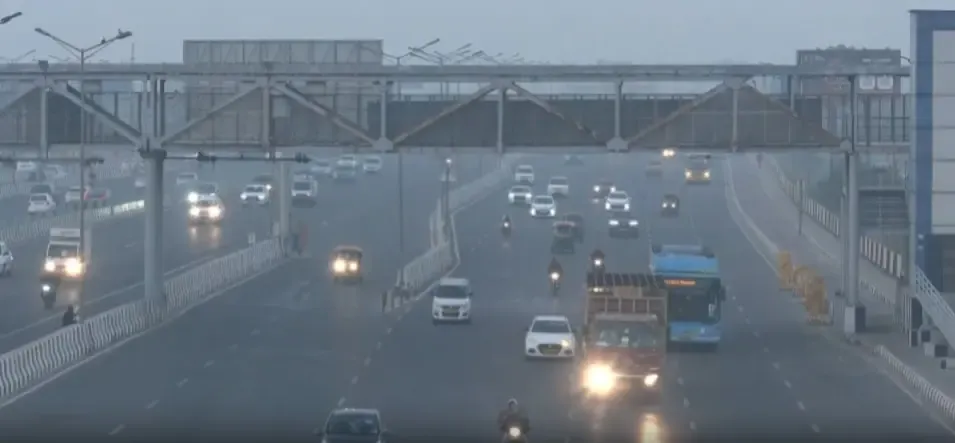 क्या दिल्ली-एनसीआर में हल्की हवा से मिली राहत, फिर भी एक्यूआई खतरनाक स्तर पर है?