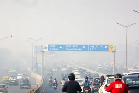 दिल्ली-एनसीआर में हवा जहरीली: एक्यूआई 450 के पार, प्रदूषण से लोगों का हाल बेहाल