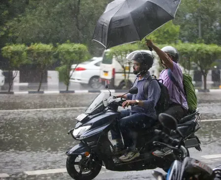 दिल्ली-एनसीआर में मौसम सुहाना, तेज हवाओं के साथ हुई झमाझम बारिश