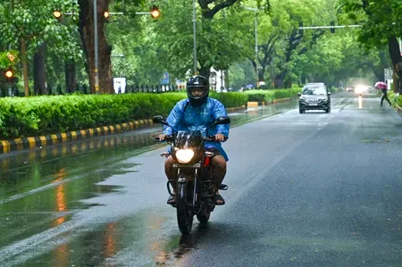 दिल्ली-एनसीआर में मौसम का डबल अटैक: आज गर्मी-उमस का येलो अलर्ट, 18-19 को तेज बारिश के आसार
