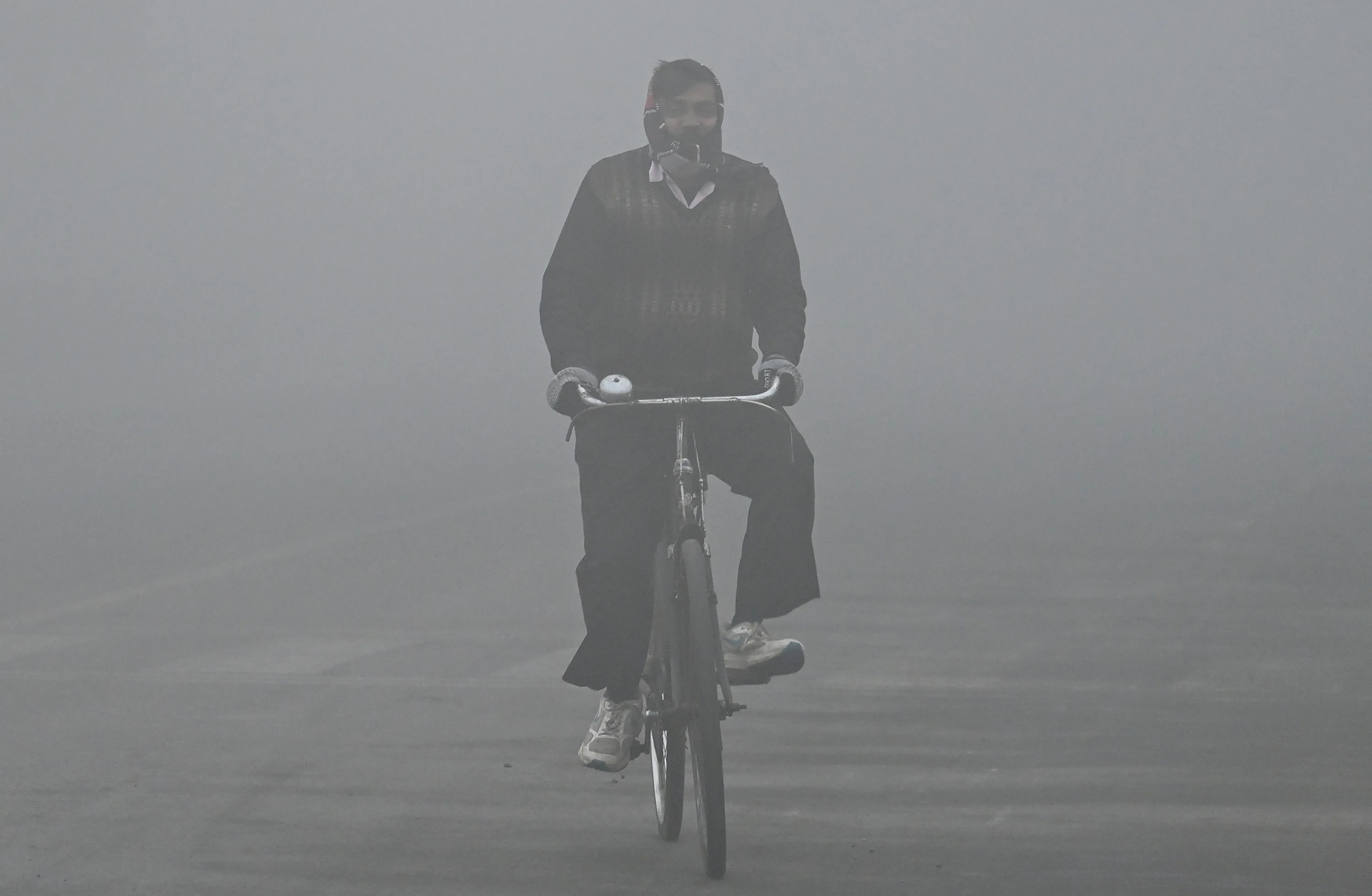 Why is Delhi-NCR Facing Dense Fog with Moderate to Poor AQI?