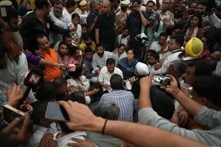 दिल्ली: पालम में आप-भाजपा नेताओं के बीच झड़प, केजरीवाल के दौरे से पहले बढ़ा सियासी तनाव