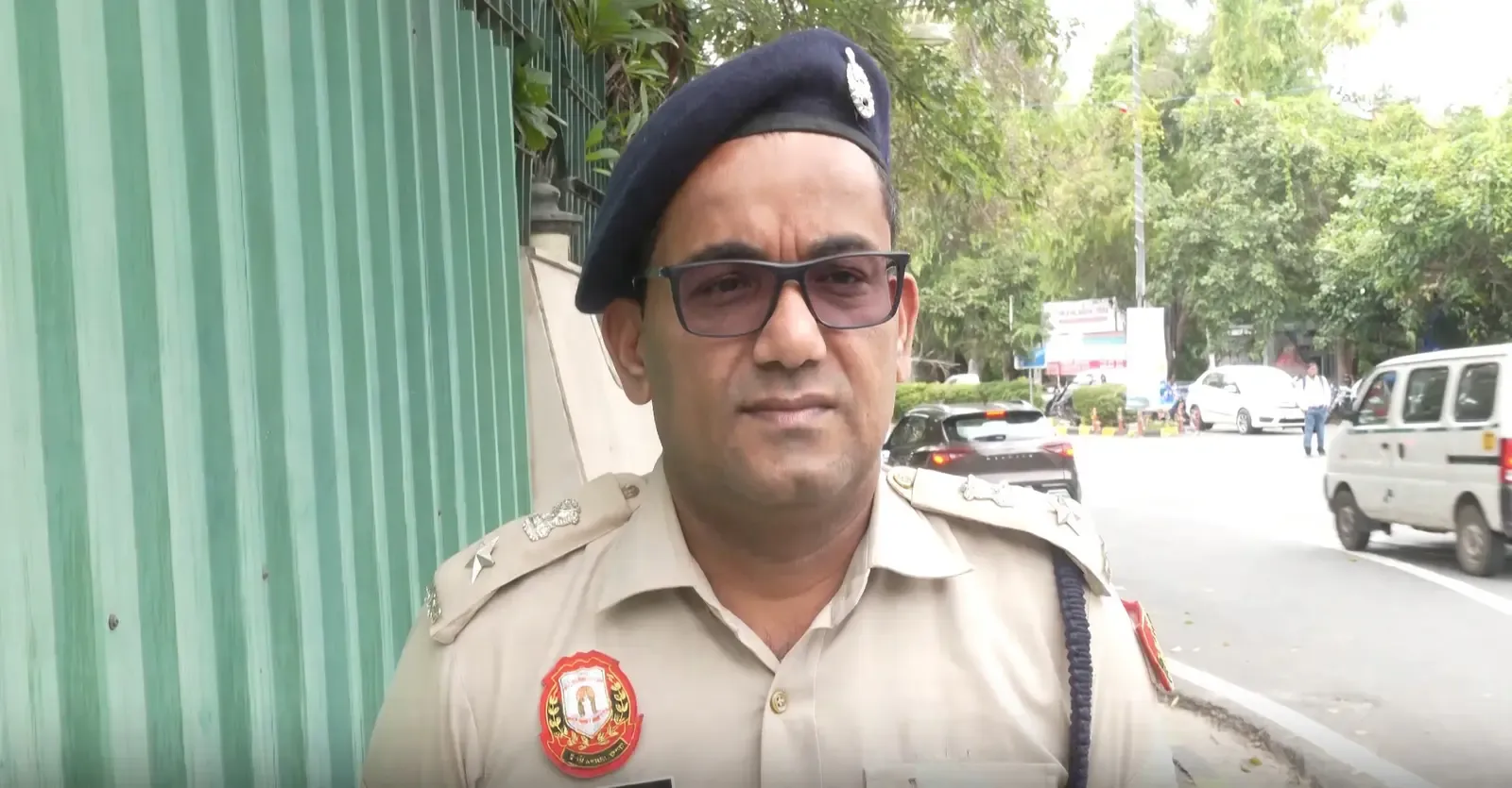 दिल्ली पुलिस की दोहरी कार्रवाई: पत्नी पर फायरिंग का आरोपी गिरफ्तार, मंडोली में 567 किलो अवैध पटाखे ज़ब्त