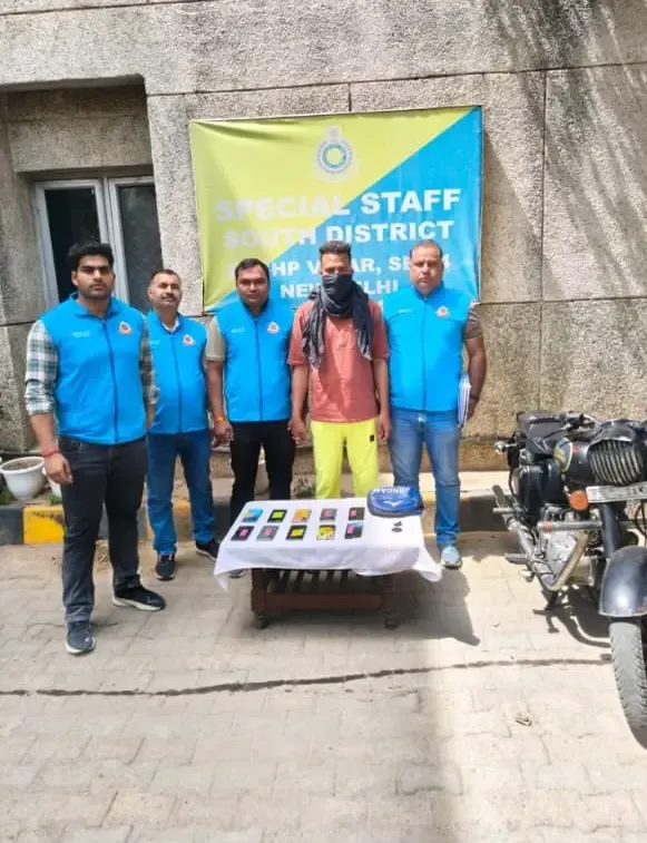 दिल्ली पुलिस ने 10 चोरी के मोबाइल के साथ एक युवक को गिरफ्तार किया