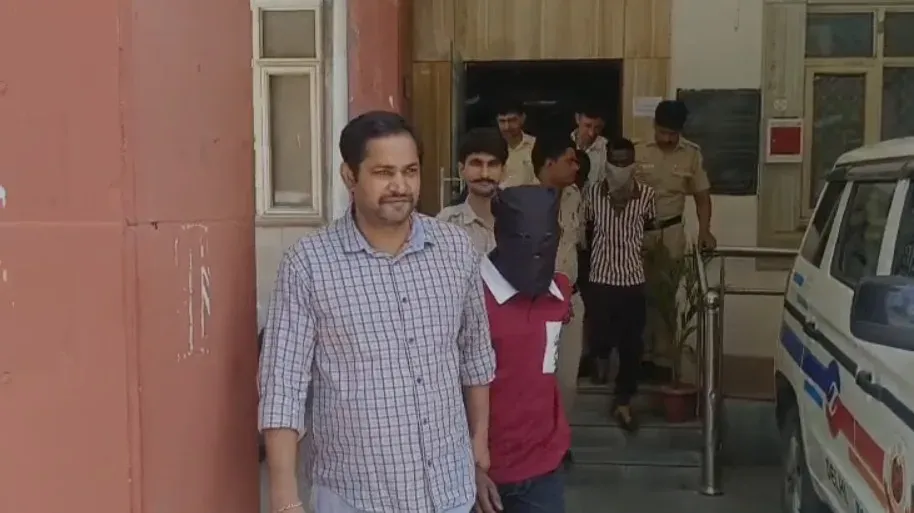 Delhi Police busts mobile snatching gang in East Delhi; 4 held