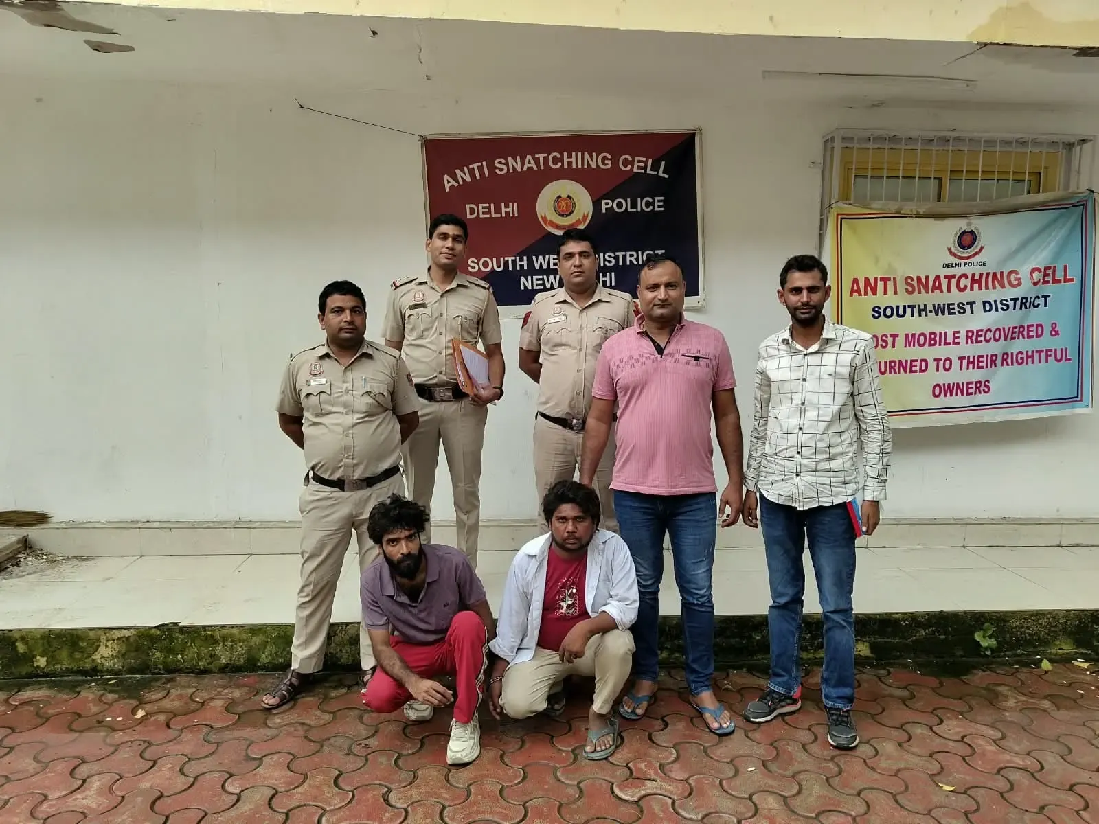 Delhi Police nab two snatchers red-handed; 3 phones, motorcycle seized
