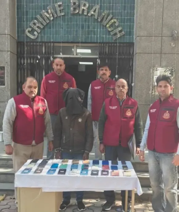 क्या दिल्ली पुलिस क्राइम ब्रांच ने एक घोषित अपराधी को गिरफ्तार किया और चोरी के 30 मोबाइल बरामद किए?
