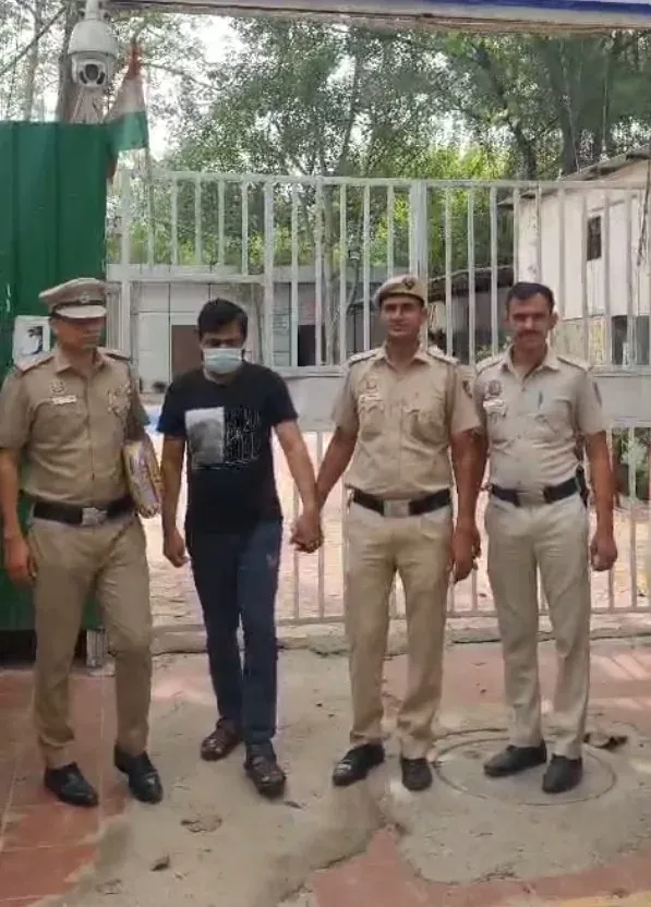 दिल्ली पुलिस ने IGI एयरपोर्ट से ₹60 लाख धोखाधड़ी के घोषित अपराधी मुकेश कुमार को दबोचा