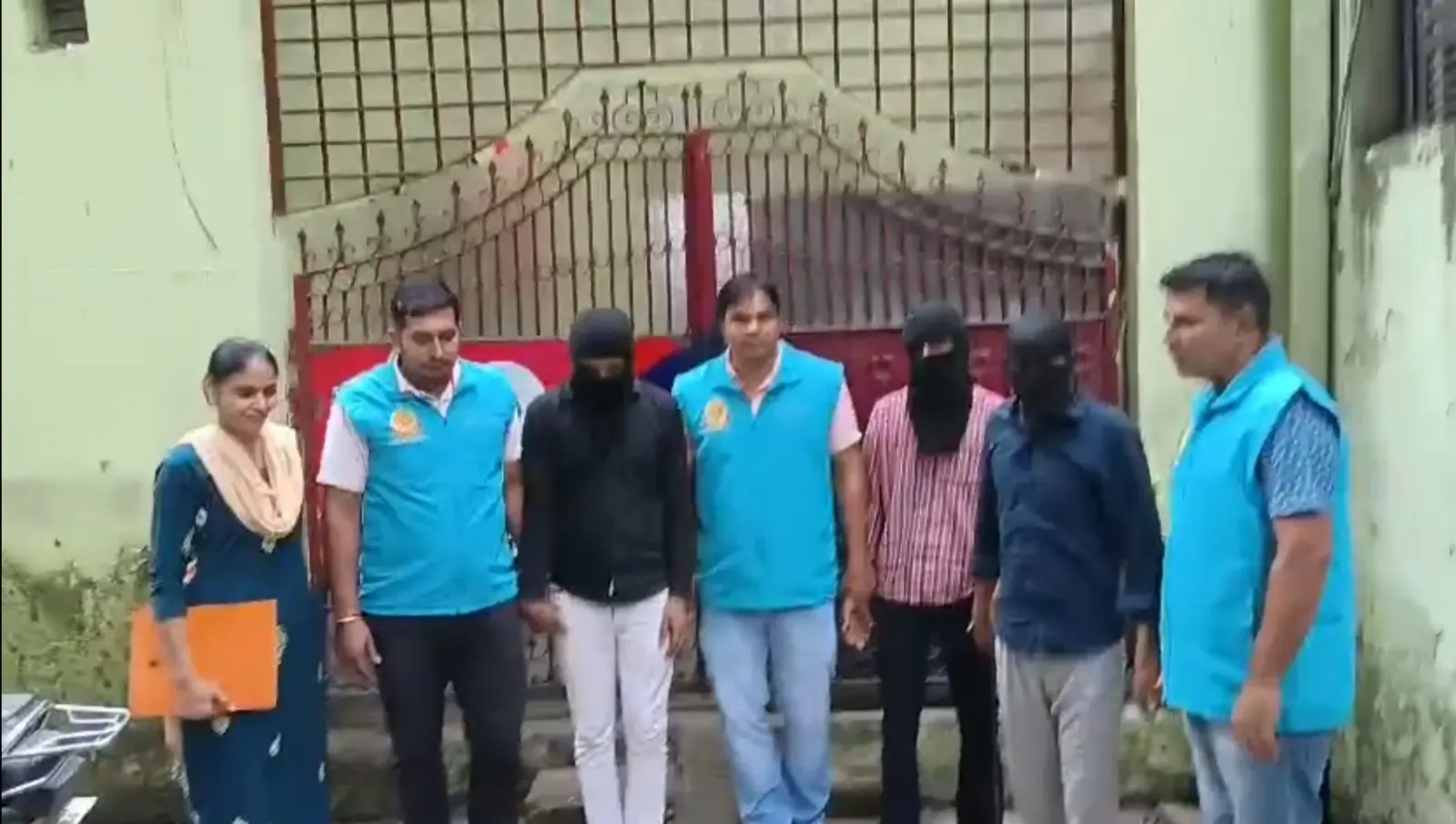 दिल्ली पुलिस ने गांजा तस्करी गिरोह तोड़ा: साड़ी बॉक्स और RO कार्टन में छिपाकर आती थी खेप, तीन गिरफ्तार