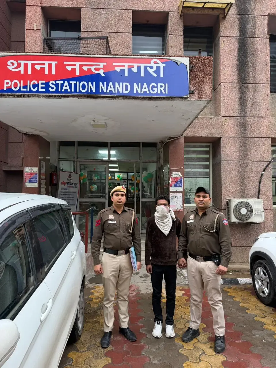 क्या दिल्ली पुलिस ने कुख्यात स्नैचर को गिरफ्तार किया है और लूट का माल बरामद किया है?