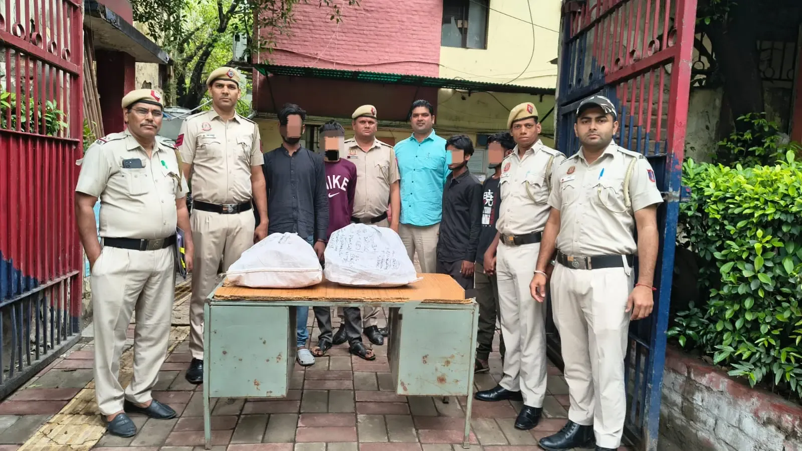 दिल्ली पुलिस ने हौज खास से चोरी की 6 किलो चांदी और कीमती धातुएं बरामद, चार संदिग्ध पकड़े गए