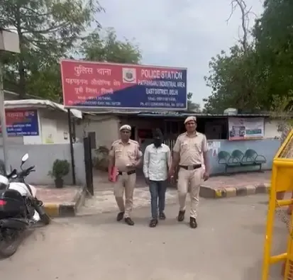 दिल्ली पुलिस ने संदिग्ध बदमाश को किया गिरफ्तार, चाकू और चोरी का मोबाइल बरामद