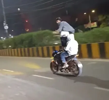 दिल्ली पुलिस ने बाइक स्टंट करने वालों पर सख्त कार्रवाई, चालान जारी