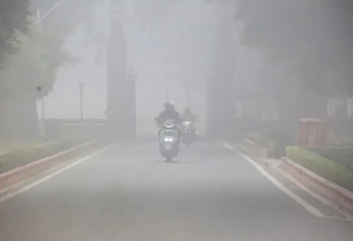 क्या दिल्ली प्रदूषण के चलते कार्यालयों में आधे कर्मचारी ही आएंगे?