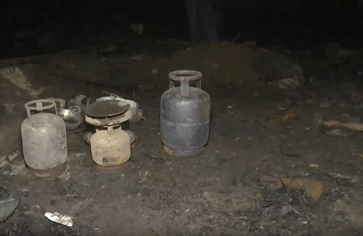 दिल्ली में भीषण आग: पंजाबी बाग की शकूरबस्ती में सैकड़ों झुग्गियां खाक, लक्ष्मीनगर में ट्रांसफार्मर से फैली लपटें