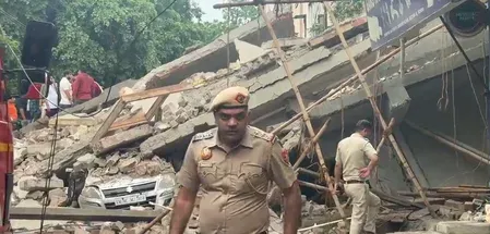 रोहिणी सेक्टर-16 में इमारत ढही: मलबे से 4 निकाले, 3 की मौत; बारिश के बीच रेस्क्यू जारी