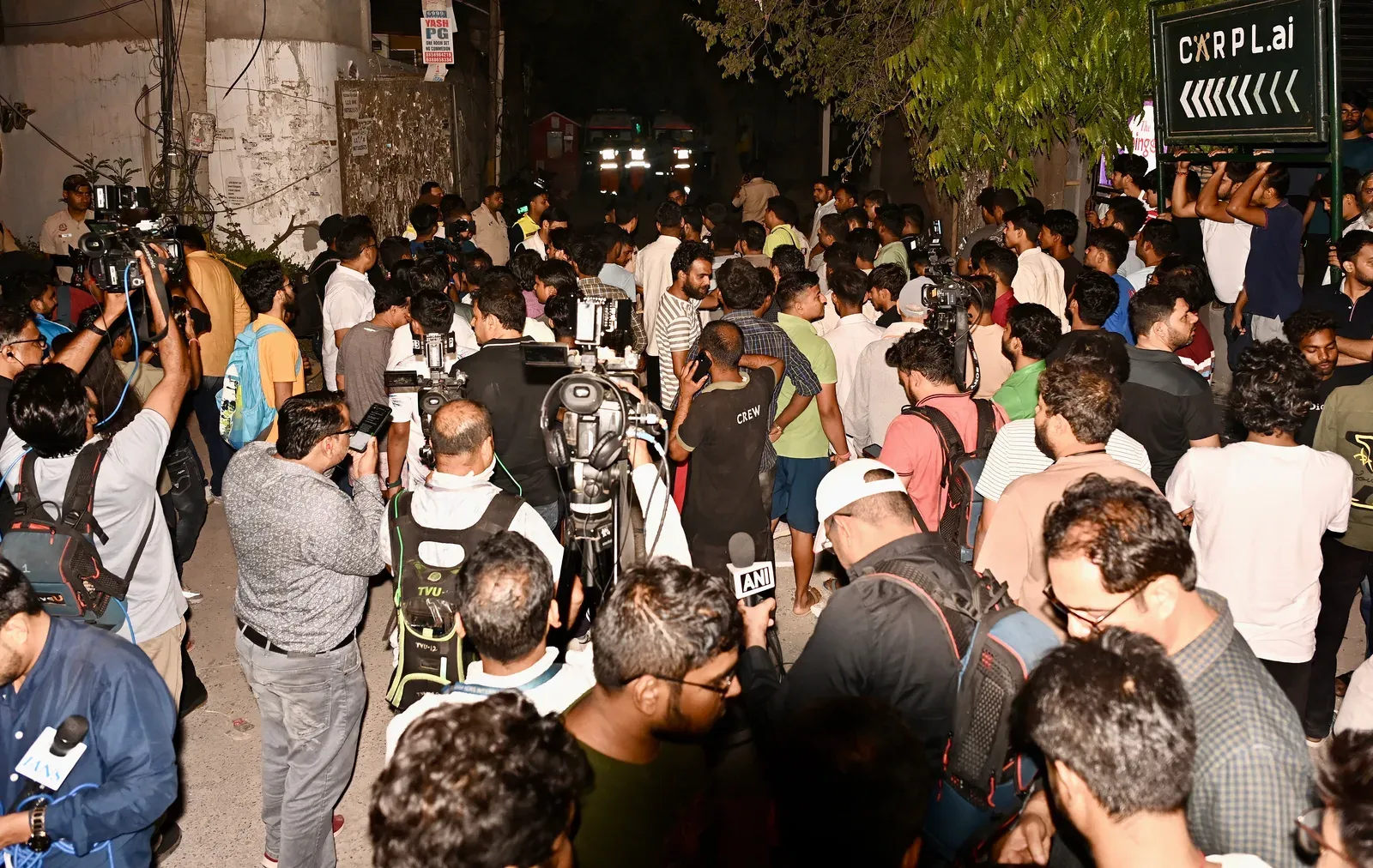 साकेत इमारत हादसा: 2 की मौत, 10 घायल — एम्स ट्रॉमा सेंटर में इलाज जारी, NDRF का रेस्क्यू ऑपरेशन अभी भी चालू