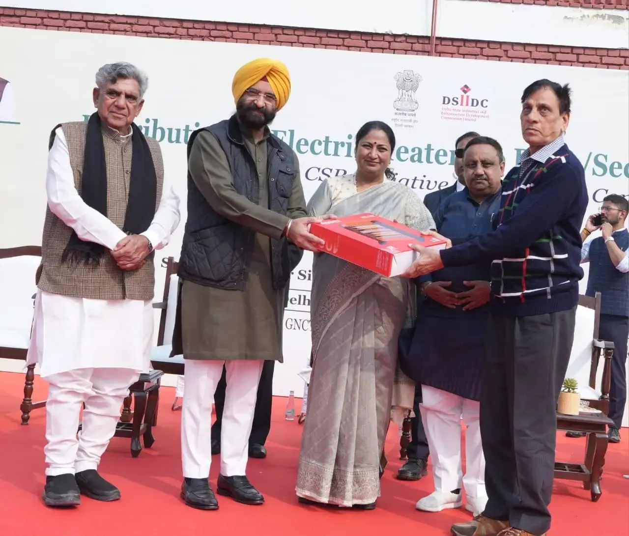 क्या दिल्ली में प्रदूषण रोकने के लिए सीएम रेखा गुप्ता ने आरडब्ल्यूए को 10,000 इलेक्ट्रिक हीटर बांटे?