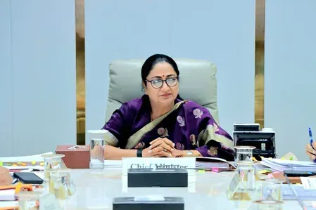 दिल्ली कैबिनेट ने समयबद्ध सेवा विधेयक 2026 को मंजूरी दी, देरी पर अधिकारियों पर ₹5,000 तक जुर्माना
