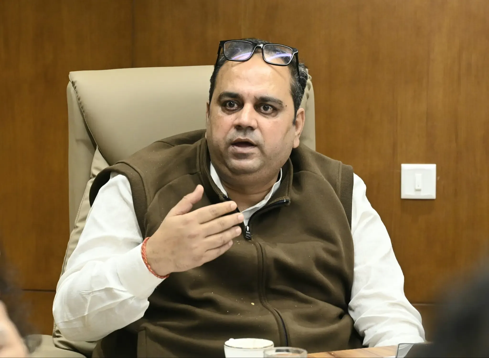 क्या दिल्ली सरकार ने द्वारका अस्पताल में डायलिसिस सेवाओं का विस्तार किया?