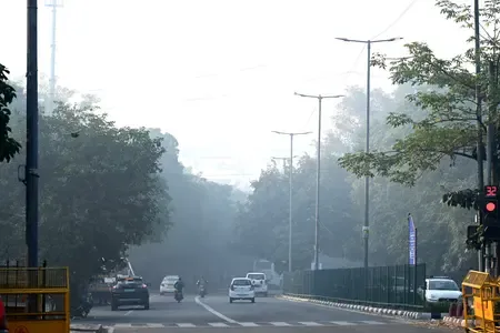 Is Delhi Experiencing Warmer Weather While AQI Remains in the ‘Poor’ Category?