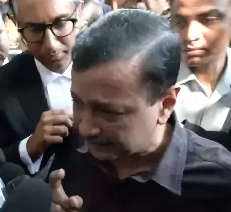 दिल्ली शराब घोटाला मामले में बरी होने के बाद भावुक होकर रो पड़े केजरीवाल, सिसोदिया ने लगाया गले