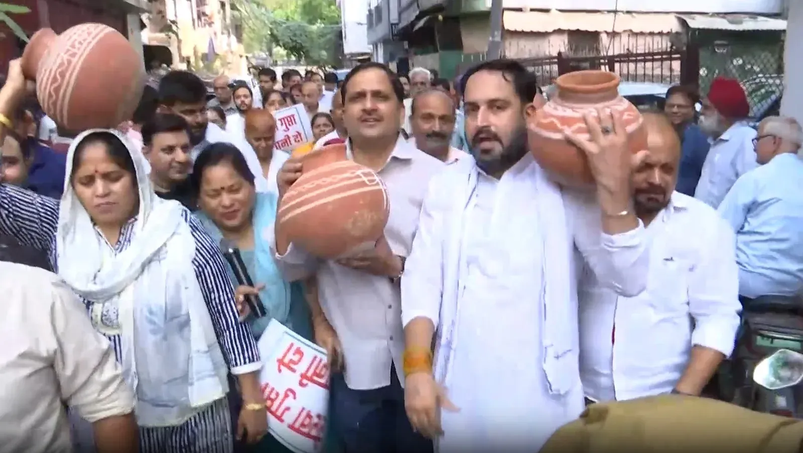 तिमारपुर में पानी संकट पर 'मटका फोड़' प्रदर्शन, निवासियों ने BJP के चुनावी वादे याद दिलाए