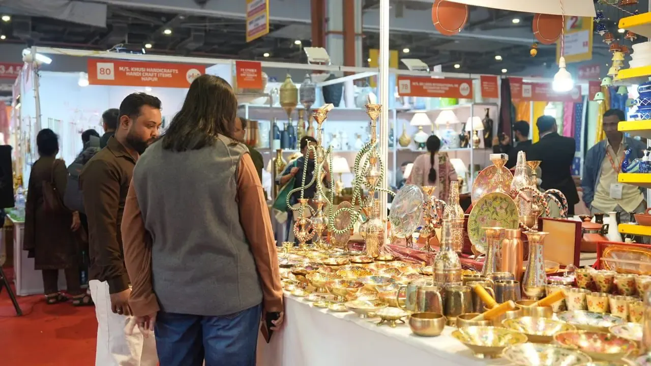 क्या दिल्ली ट्रेड फेयर में चोरी करते दो महिलाएं गिरफ्तार हुईं? 25 हजार रुपए का सामान बरामद!