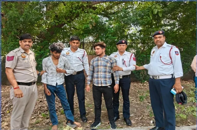 दिल्ली ट्रैफिक पुलिस ने न्यू फ्रेंड्स कॉलोनी में दो झपटमार दबोचे, iPhone 15 और बाइक बरामद