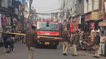 दिल्ली : नए साल से पहले अलर्ट मोड में पुलिस, कृष्णा नगर के लाल क्वार्टर में मॉक ड्रिल