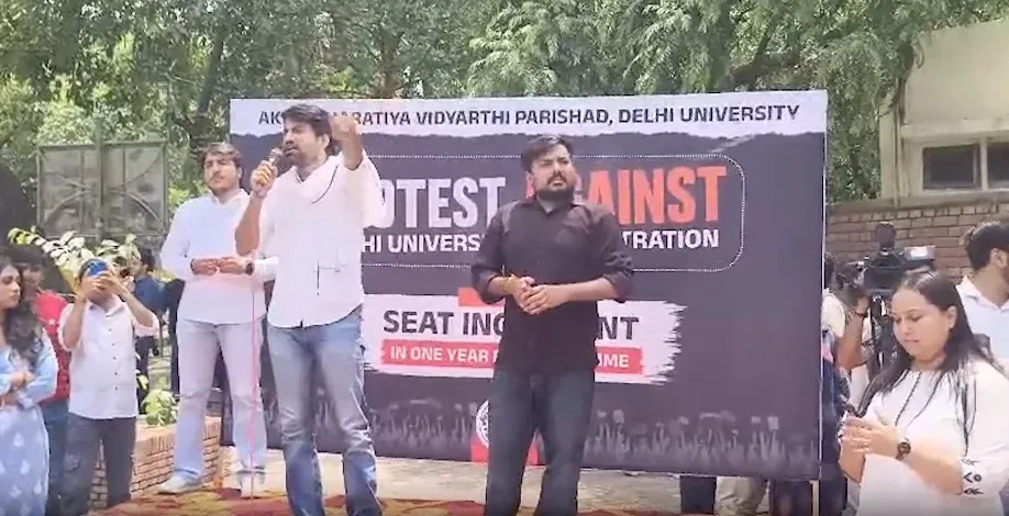 दिल्ली विश्वविद्यालय वन ईयर पीजी सीटों पर एबीवीपी का प्रदर्शन, NEP छात्रों के भविष्य पर सवाल