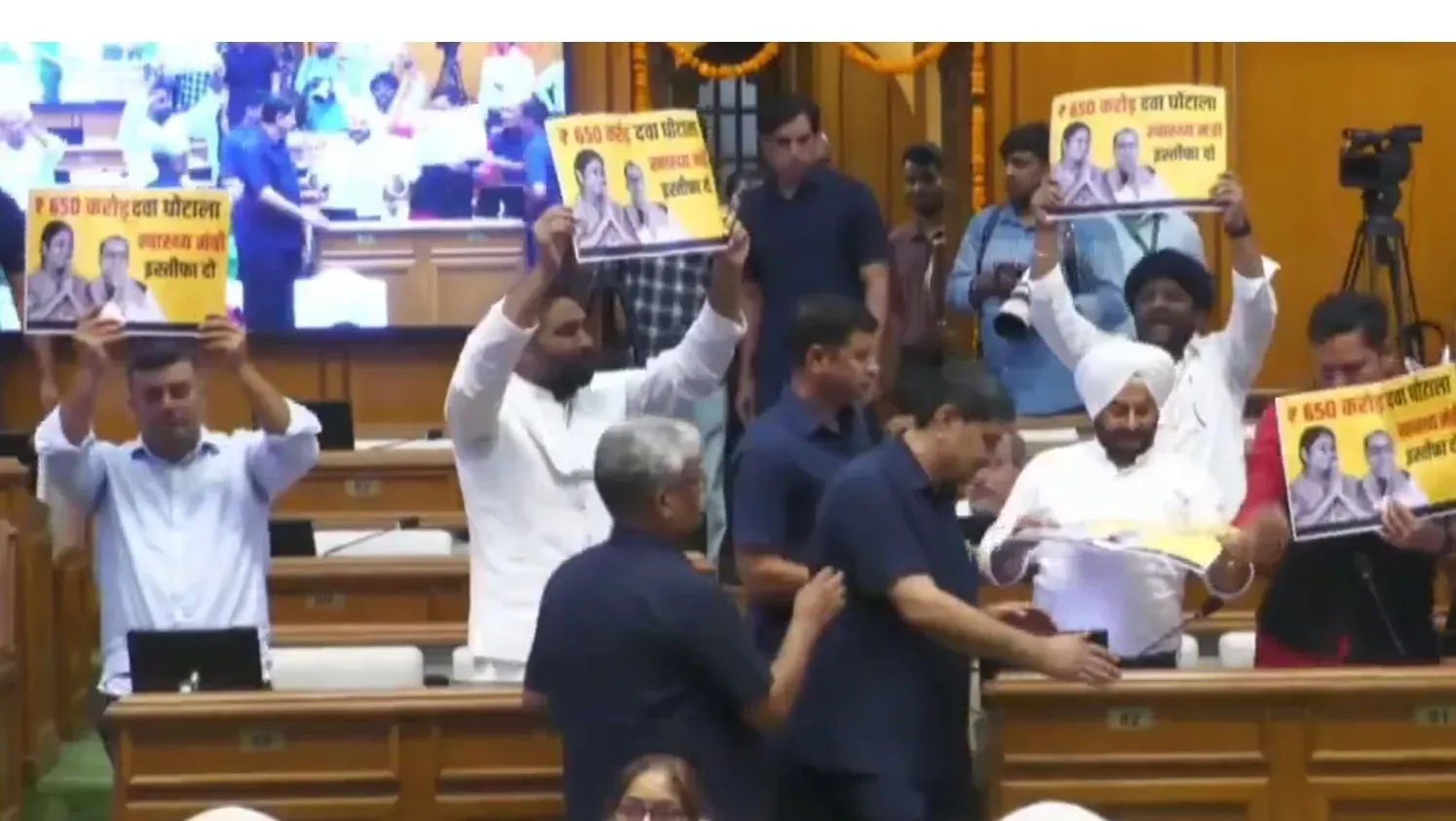 दिल्ली विधानसभा में ₹650 करोड़ के दवा घोटाले पर हंगामा, 'आप' विधायक मार्शल आउट