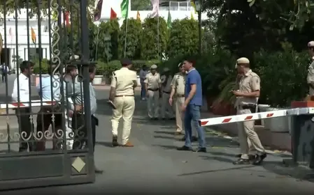 दिल्ली विधानसभा परिसर के हाई-सिक्योरिटी गेट को तोड़कर घुसी कार, जांच में जुटी पुलिस 