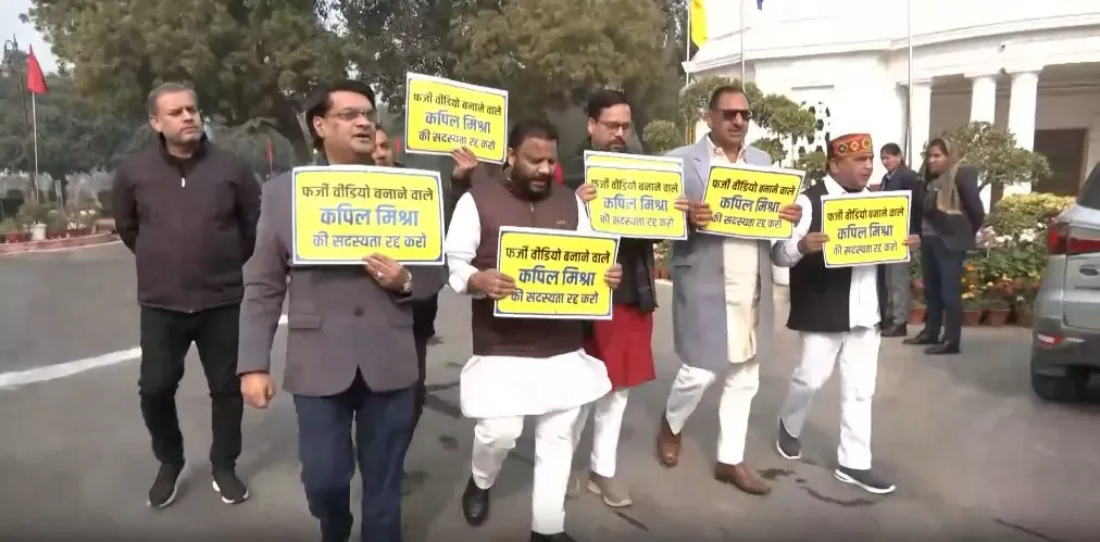 क्या दिल्ली विधानसभा परिसर में 'आप' ने कपिल मिश्रा के इस्तीफे की मांग की?