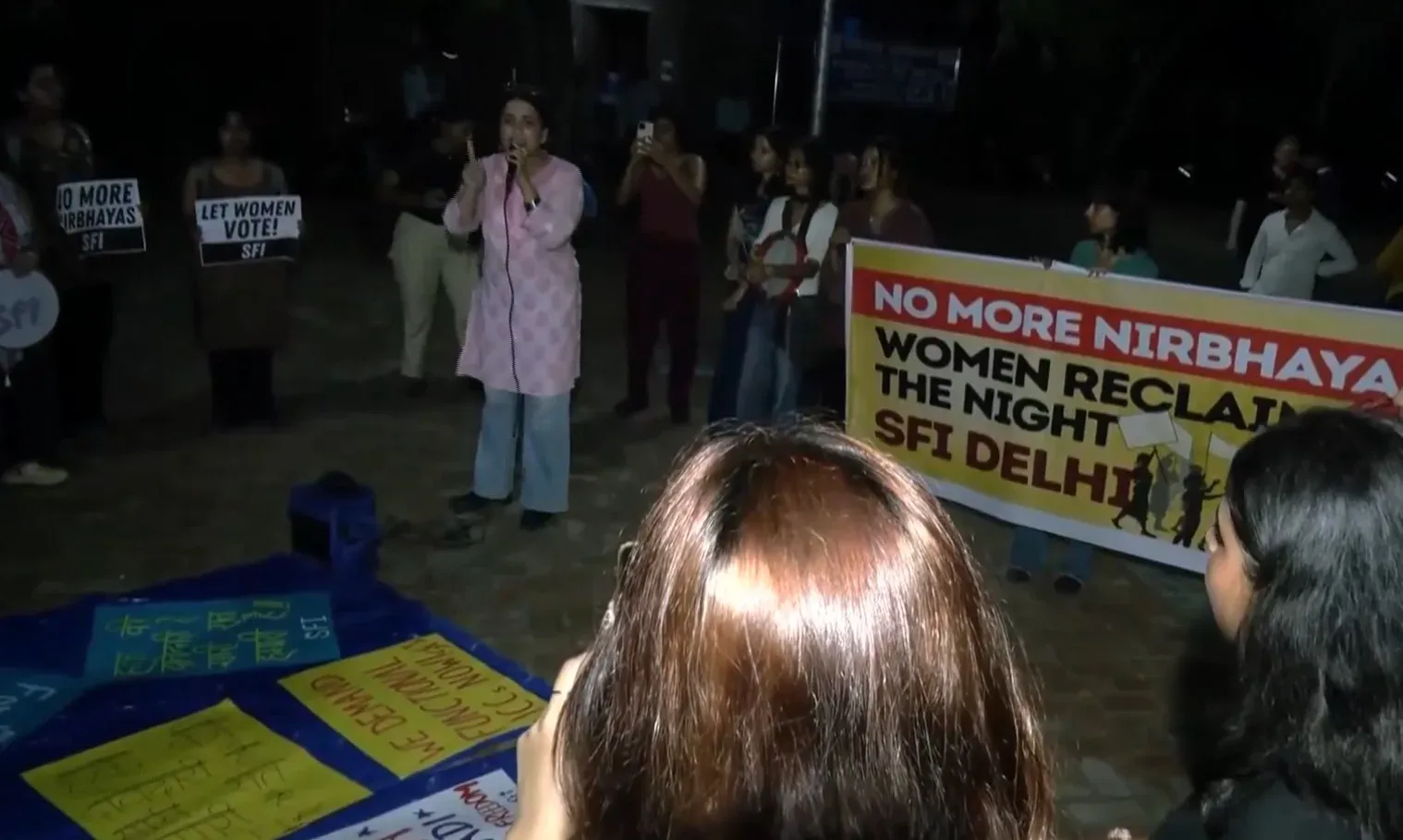 स्लीपर बस गैंगरेप के विरोध में DU छात्राओं का आधी रात मार्च, SFI ने जारी किया 'छात्रा घोषणापत्र'