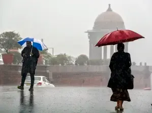 Delhi Experiences Drizzle Amid Poor Air Quality; IMD Anticipates More Rain