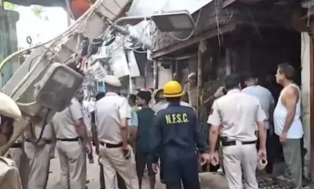 दिल्ली: वेलकम इलाके में चार मंजिला इमारत ढही, मलबे से अब तक तीन लोग सुरक्षित निकाले गए