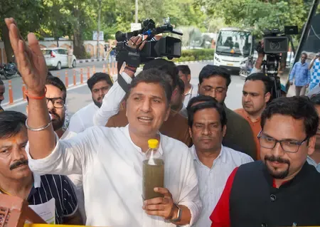 दिल्ली : यमुना का पानी लेकर मुख्यमंत्री आवास पहुंचे 'आप' नेता, पुलिस ने रोका