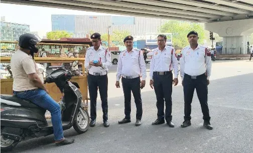 दिल्ली यातायात पुलिस का रॉन्ग-साइड ड्राइविंग पर प्रहार: 1,170 FIR, 12,568 चालान दो दिनों में