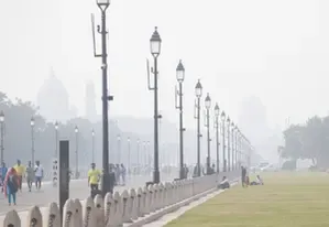 Dense fog grips Delhi amid 'very poor' air quality; trains, flights delayed