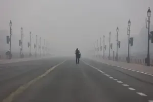 Dense Fog Covers Delhi-NCR; IMD Forecasts Light Rain and Temperature Decline