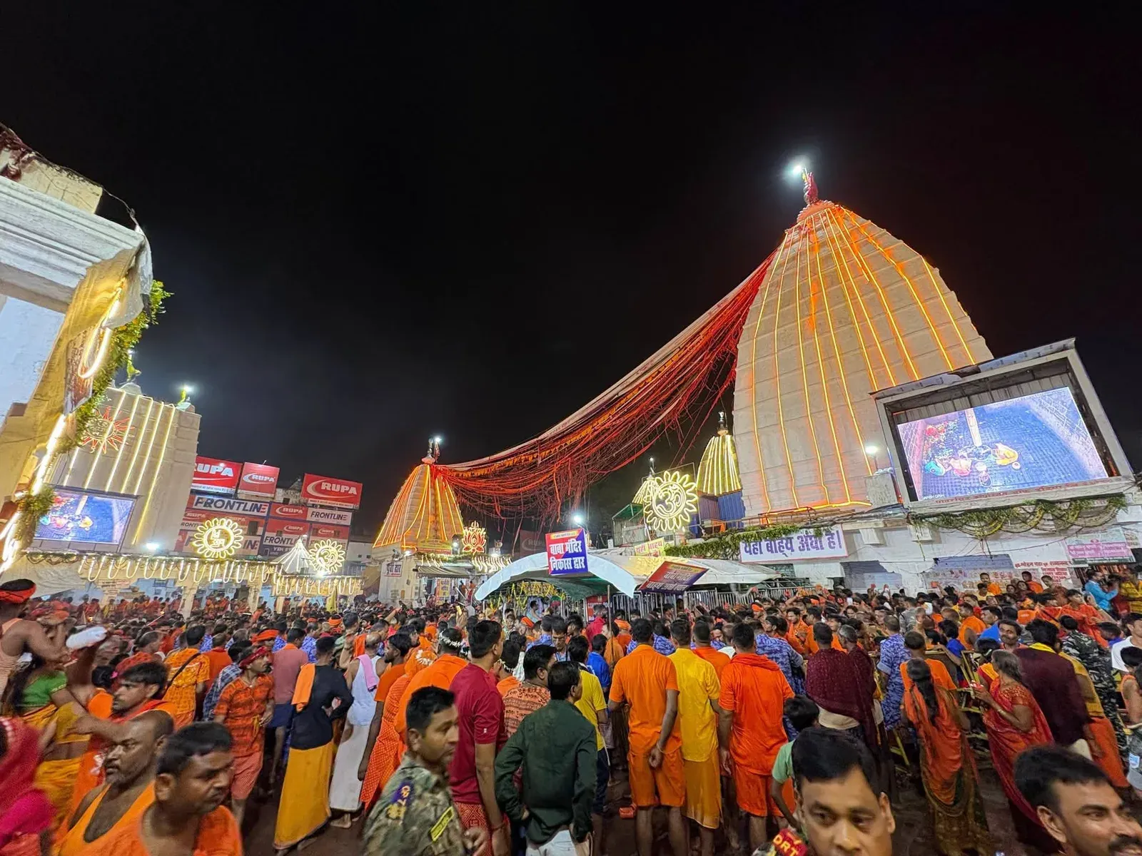 देवघर में सावन के दूसरे सोमवार पर 4 लाख कांवरियों का जलाभिषेक, 20 किमी लंबी कतार