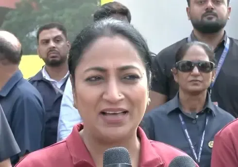 वेदांता हाफ मैराथन 2026: 40,000 धावकों ने जवाहरलाल नेहरू स्टेडियम में दौड़ लगाई, CM रेखा गुप्ता ने दिखाई हरी झंडी