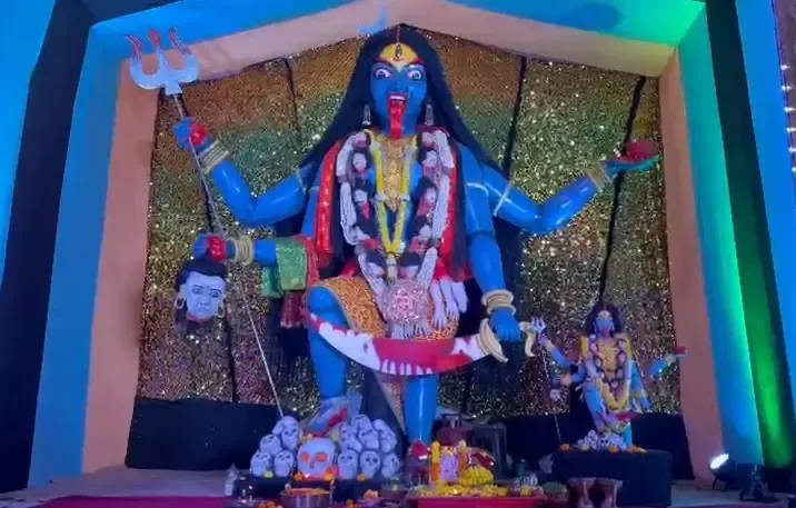 शारदीय नवरात्रि 2026: राजगढ़ में मिट्टी से बनी 15 फीट की कालिका प्रतिमा, 52 साल पुरानी परंपरा का निर्वाह