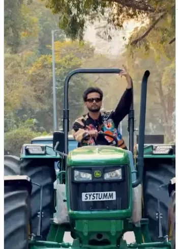 एल्विश यादव ने देसी और रॉयल अंदाज में ट्रैक्टर पर किया धमाल, वायरल हुआ वीडियो