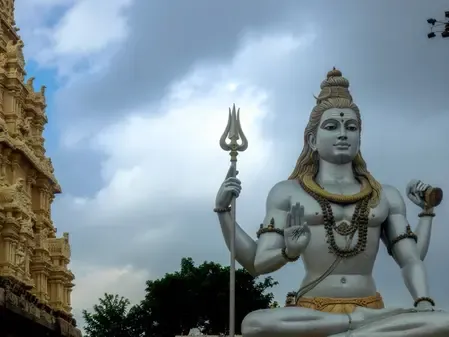 देवरगट्टू मंदिर : भगवान शिव को प्रसन्न करने के लिए युद्ध करते हैं भक्त, एक-दूसरे पर चलाते हैं लाठियां